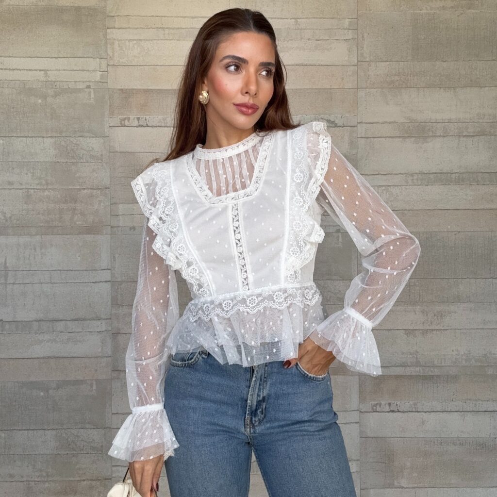 Blusa Tule Poa com Renda Manga Longa
