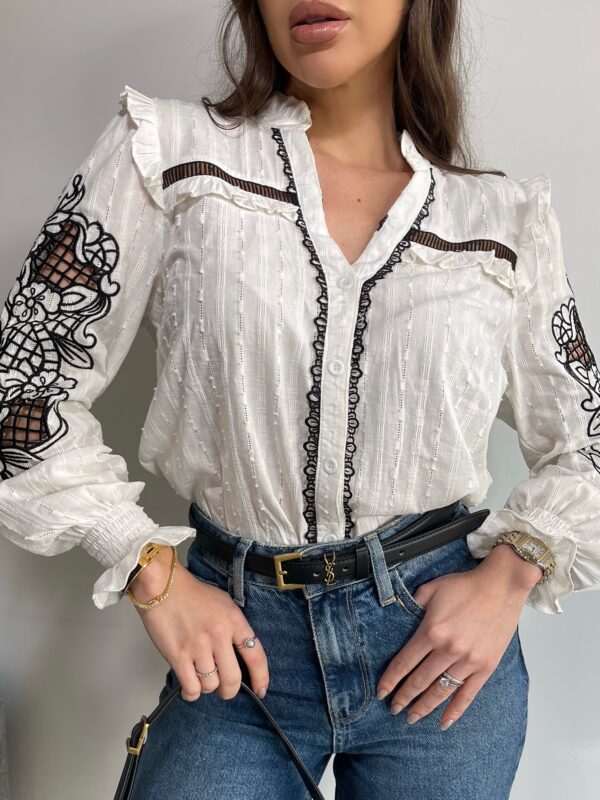 Camisa Bordado Floral Manga Longa Branca e Preta